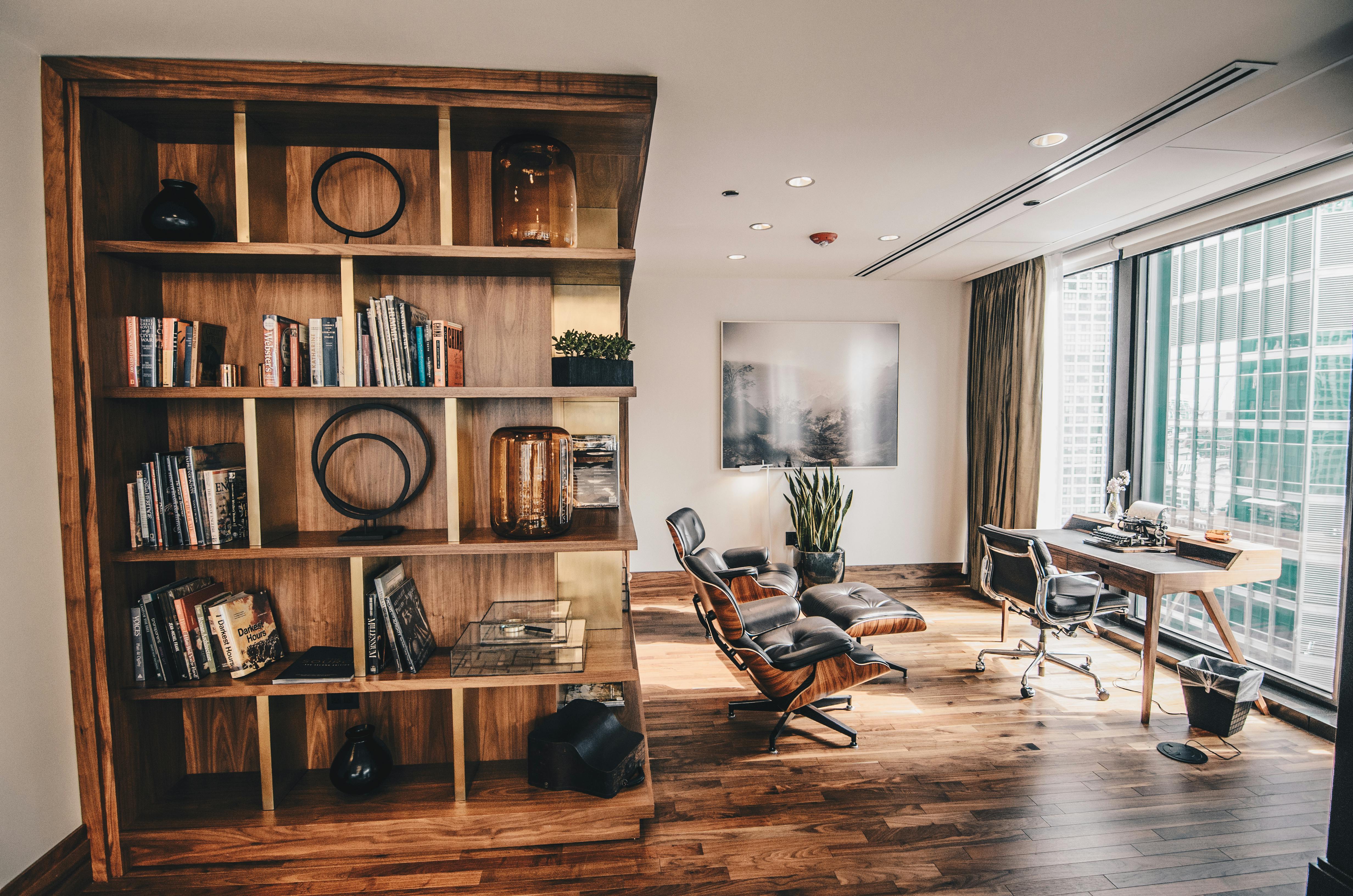 Selection de planches de bois a l'atelier